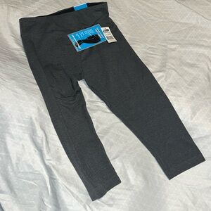 NWT. Sz M. Marika Magic leggings. Capris.
